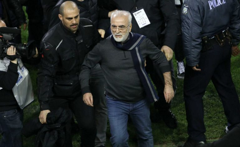 Presidente del PAOK invade armado el campo para protestar un gol anulado