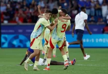 Los jugadores españoles celebran la medalla de oro conseguida tras vencer a Francia en los Juegos Olímpicos de París 2024. EFE/Juanjo Martin