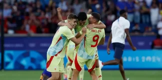 Los jugadores españoles celebran la medalla de oro conseguida tras vencer a Francia en los Juegos Olímpicos de París 2024. EFE/Juanjo Martin