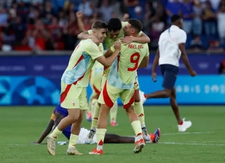 Los jugadores españoles celebran la medalla de oro conseguida tras vencer a Francia en los Juegos Olímpicos de París 2024. EFE/Juanjo Martin