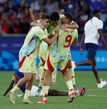 Los jugadores españoles celebran la medalla de oro conseguida tras vencer a Francia en los Juegos Olímpicos de París 2024. EFE/Juanjo Martin