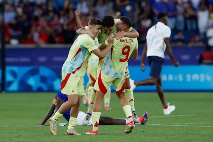 Los jugadores españoles celebran la medalla de oro conseguida tras vencer a Francia en los Juegos Olímpicos de París 2024. EFE/Juanjo Martin